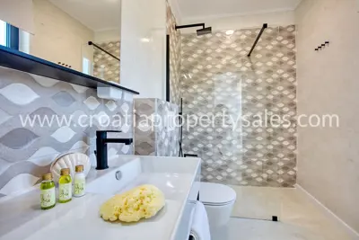Villa 250 m², Šibenik - luxuriös eingerichtet und neu erbaut - 12