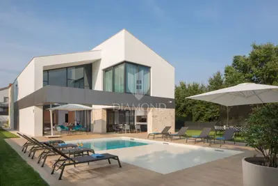 House for sale in Ližnjan, 400 m²