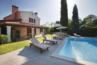 Kuća 2200 m², Barban - bazen i privatna okućnica - 2