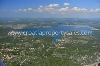 Baugrundstück 4.000 m², Bilice bei Šibenik, 2. Reihe zum Meer - 2