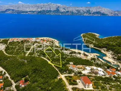 Građevinsko zemljište 800 m², Povlja na Braču, 200 m od mora