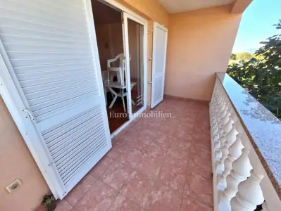 Dva apartmana u Malinskoj, okućnica, namješteno!