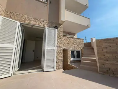 Stan 111,84 m², Novalja - 3 sobe, vrt i terasa - 15