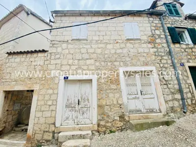 Stone house, Otok Brač, town center and beach a minute's walk away