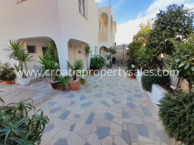 House 294 m², Otok Hvar - quiet location near the center - 3