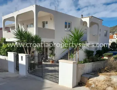House 294 m², Otok Hvar - quiet location near the center - 2