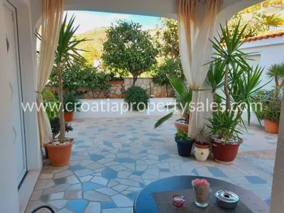 House 294 m², Otok Hvar - quiet location near the center - 4