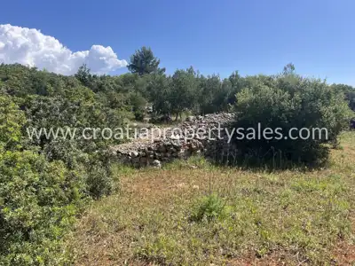 Land 7,300 m², island Hvar - proximity to the sea and privacy - 7