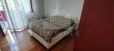 Villa 430 m², Pantovčak, Pool und Blick auf den Wald - 12
