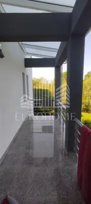 Villa 430 m², Pantovčak, Pool und Blick auf den Wald - 15