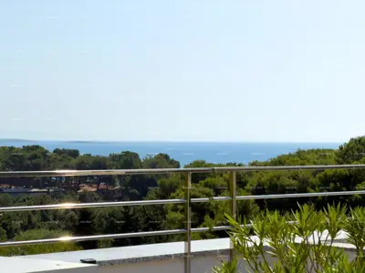 Apartment with a large roof terrace with sea view!