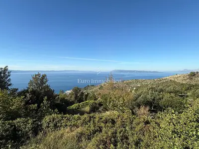 Dvije stare kamene kuće u Podgori s pogledom na more