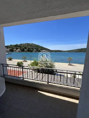 Stan 54 m², Tisno - prvi red do mora