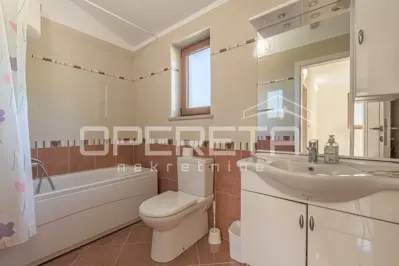 House 140 m², Tinjan - pool and summer kitchen - 13
