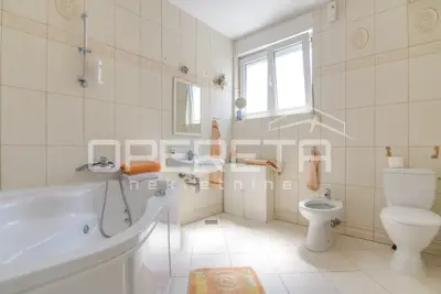 Stan 280 m², Blato - dvoetažni, 8 soba - 22