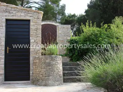House 195 m², island Brač - first row to the sea and pool - 5