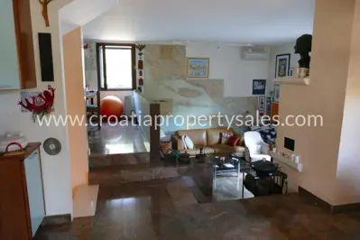 House 195 m², island Brač - first row to the sea and pool - 10