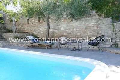 House 195 m², island Brač - first row to the sea and pool - 2