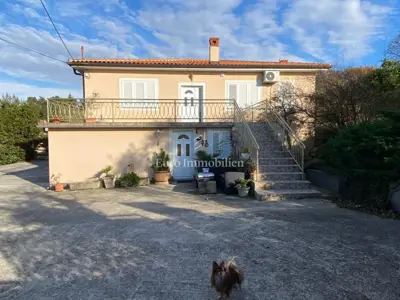 Samstojeća kuća s dva stana blizu mora