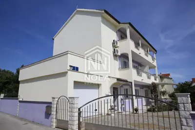 Kuća 337 m², Vodice - 7 apartmana i 7 parkirnih mjesta