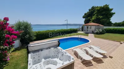 Zu verkaufen K. Štafilić ein Haus mit Pool neben dem Strand - 5