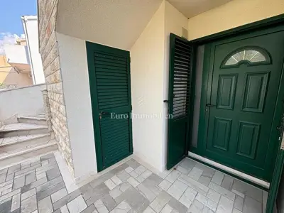 Kuća 97 m², Novalja - pogled na more i dvorište - 6