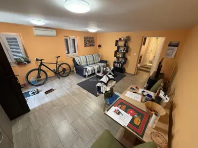RIJEKA, CENTAR - Samostojeća kuća s 3 odvojena stana + okućnica! PRILI - 16