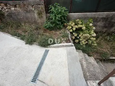 RIJEKA, CENTAR - Samostojeća kuća s 3 odvojena stana + okućnica! PRILI - 5