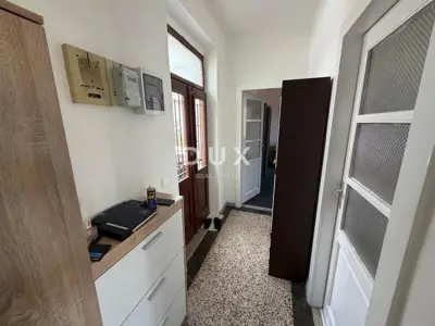 RIJEKA, CENTAR - Samostojeća kuća s 3 odvojena stana + okućnica! PRILI - 8