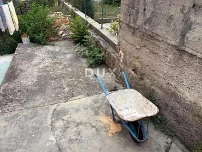RIJEKA, CENTAR - Samostojeća kuća s 3 odvojena stana + okućnica! PRILI - 22