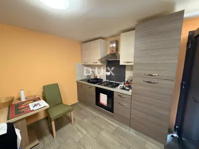RIJEKA, CENTAR - Samostojeća kuća s 3 odvojena stana + okućnica! PRILI - 17