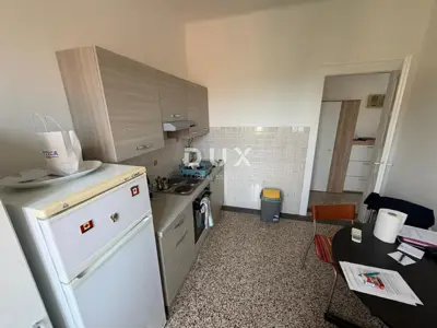 RIJEKA, CENTAR - Samostojeća kuća s 3 odvojena stana + okućnica! PRILI - 11
