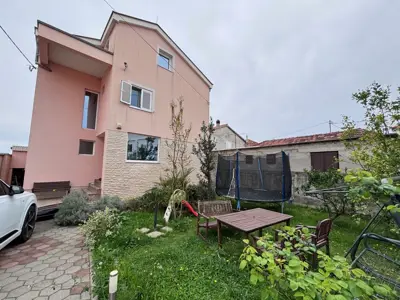 Haus 478,8 m², Smiljevac - Garten und privater Parkplatz