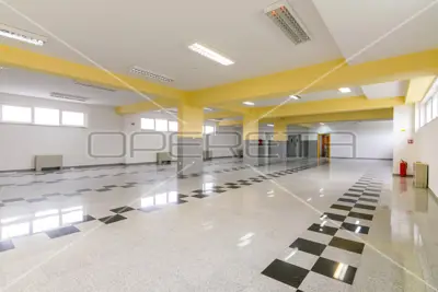 Gewerbeimmobilie zur Miete in Lučko, 450 m²