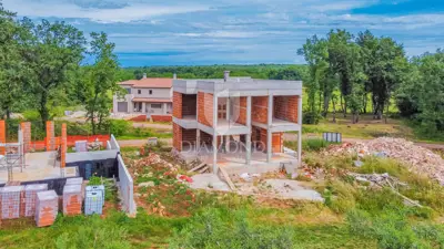 Lovrečica, okolica! Moderna samostojeća vila u izgradnji!