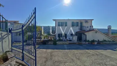 Kuća 200 m², Marina - 4 apartmana i 350 m od mora - 2