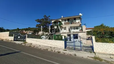 Kuća 200 m², Marina - 4 apartmana i 350 m od mora