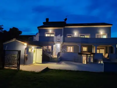 Novigrad, surroundings, house with 6 apartments 350 m from the sea