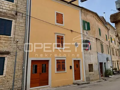 Neu renoviertes Haus mit 3 Apartments, Skradin