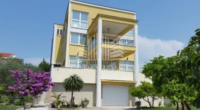 House 1104 m², Višnjik Zadar - quiet location