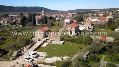 Građevinsko zemljište, Šolta, blizu centra i asfaltni pristup