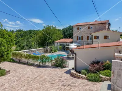 Stone house in Kanfanar, 27 m² pool and quiet location - 2