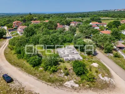 Građevinsko zemljište 999 m², Tar-Vabriga - dozvola za kuću 290 m²