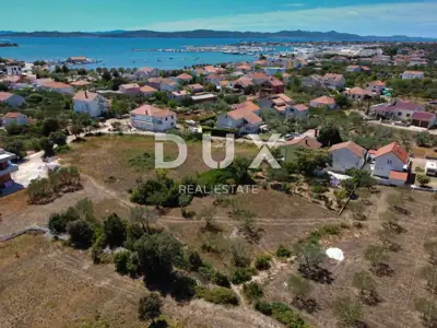 Baugrundstück in Sukošan, 350 m vom Meer und der Marina entfernt