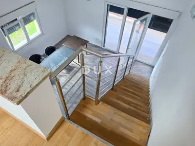 Insel Rab, Banjol - Zweigeschossige Wohnung mit Galerie in Meeresnähe