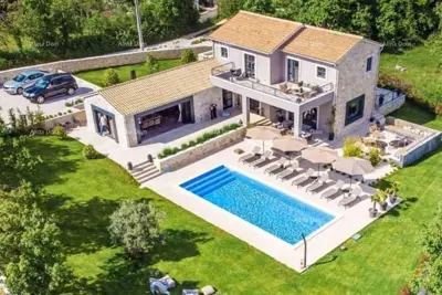 House 159 m², Vela Vala in Pazin, for renovation - 2