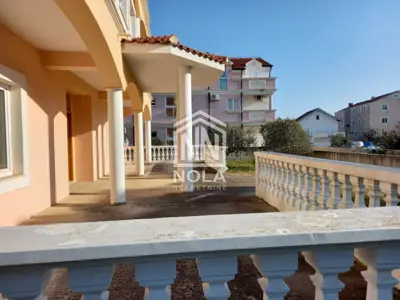 House 807 m², Vodice-Srima - 16 rooms and yard - 9
