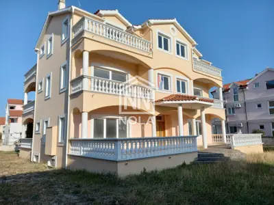 Haus 807 m², Vodice-Srima - 16 Zimmer und Hof