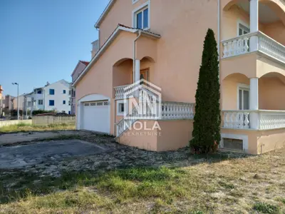 House 807 m², Vodice-Srima - 16 rooms and yard - 13