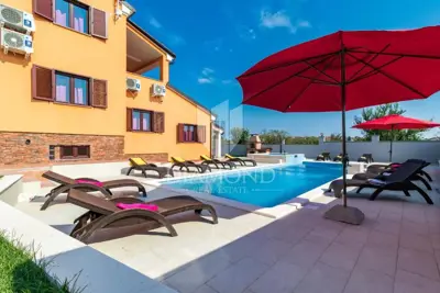 Pula, prostrana Villa sa bazenom i jacuzzijem